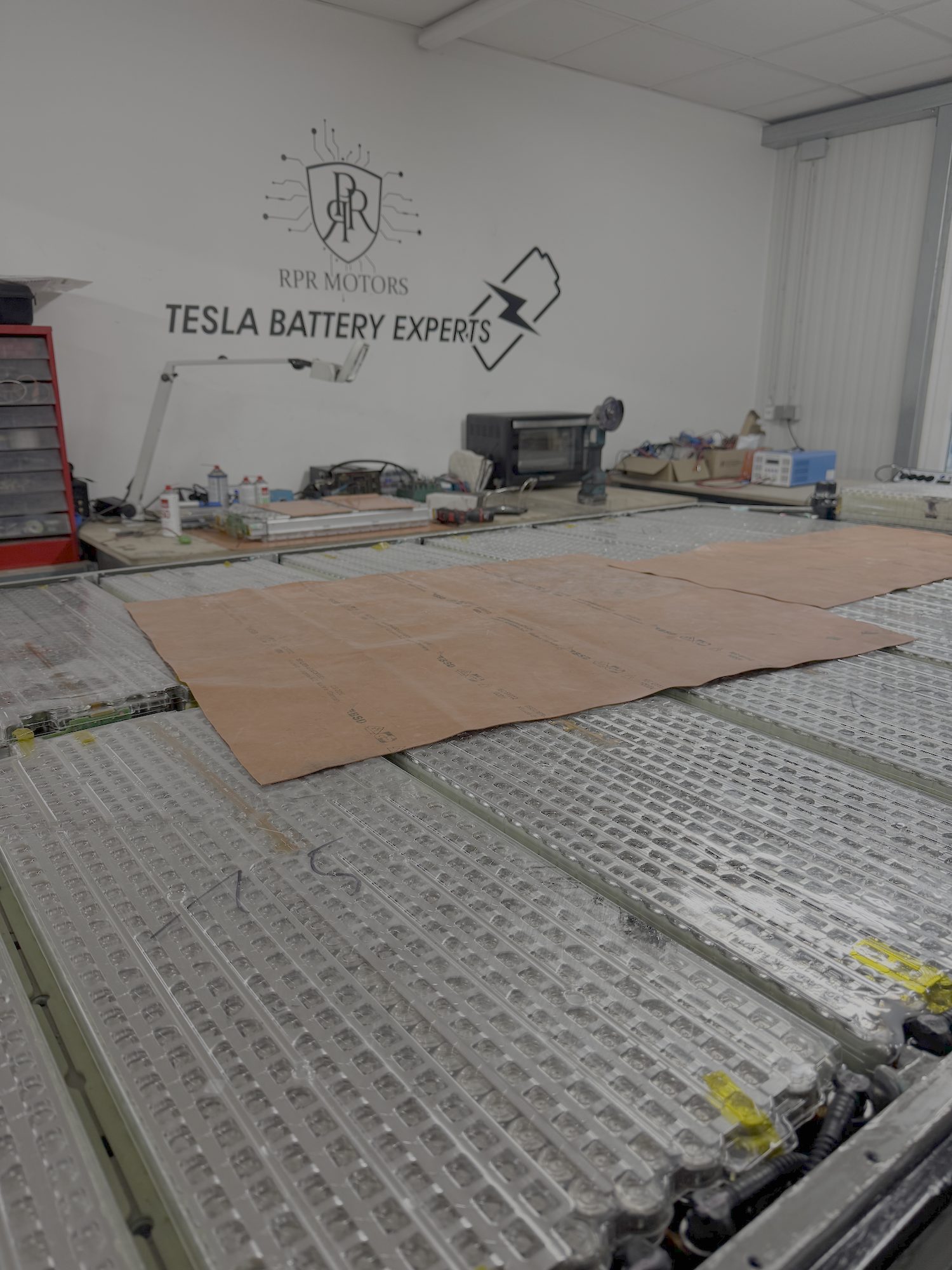 Offenes Tesla Model S Batteriepack mit freiliegenden Zellen