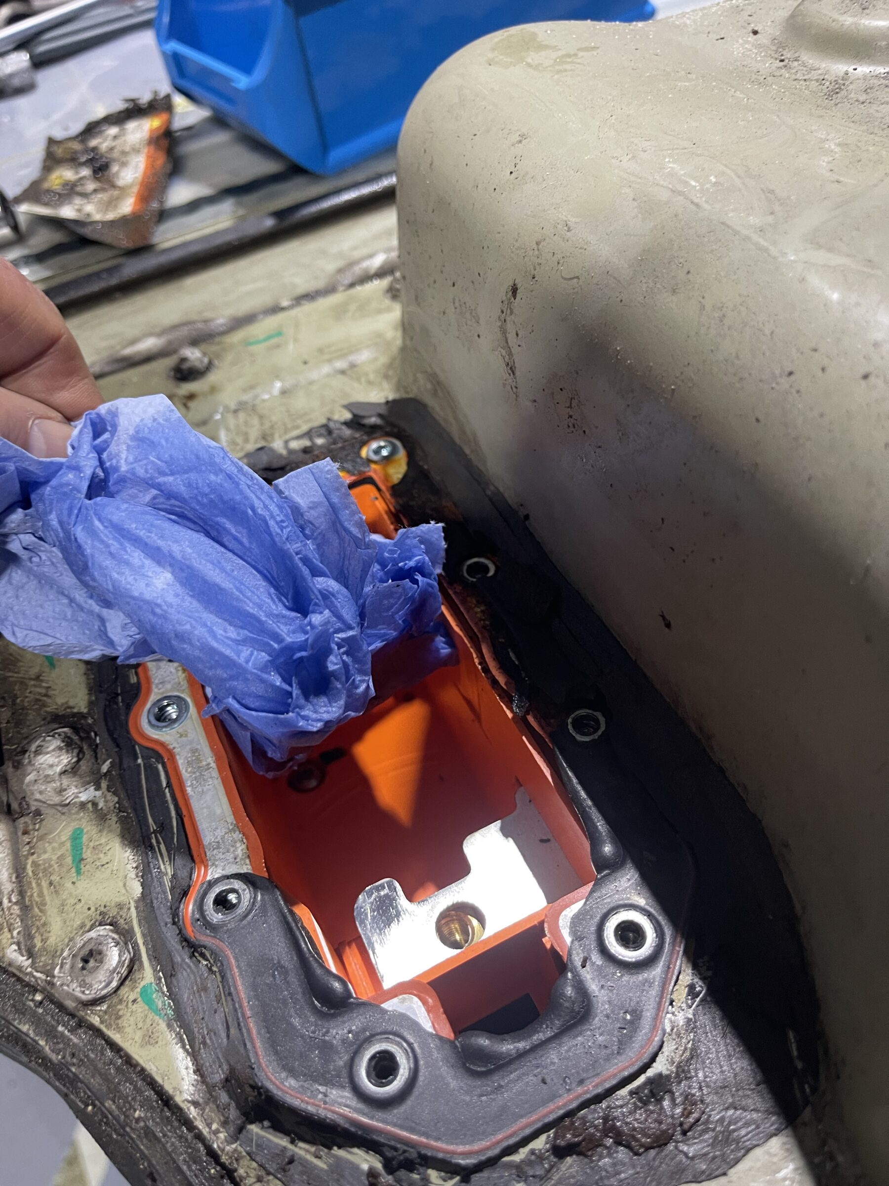 HV-Arbeit am Batterie-Connector