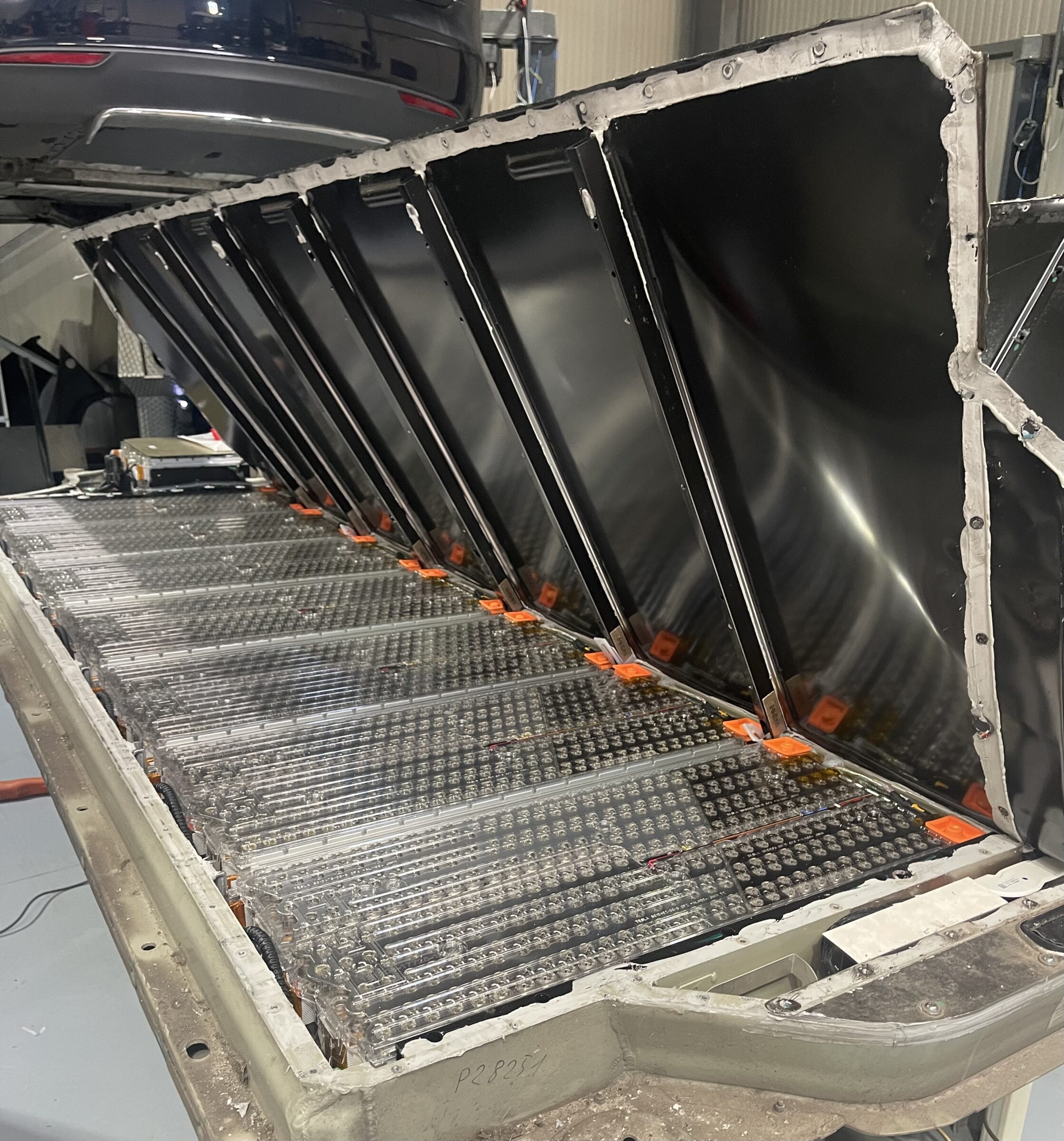 Tesla Model S/X Batterie geöffnet — Reparatur auf Zellebene