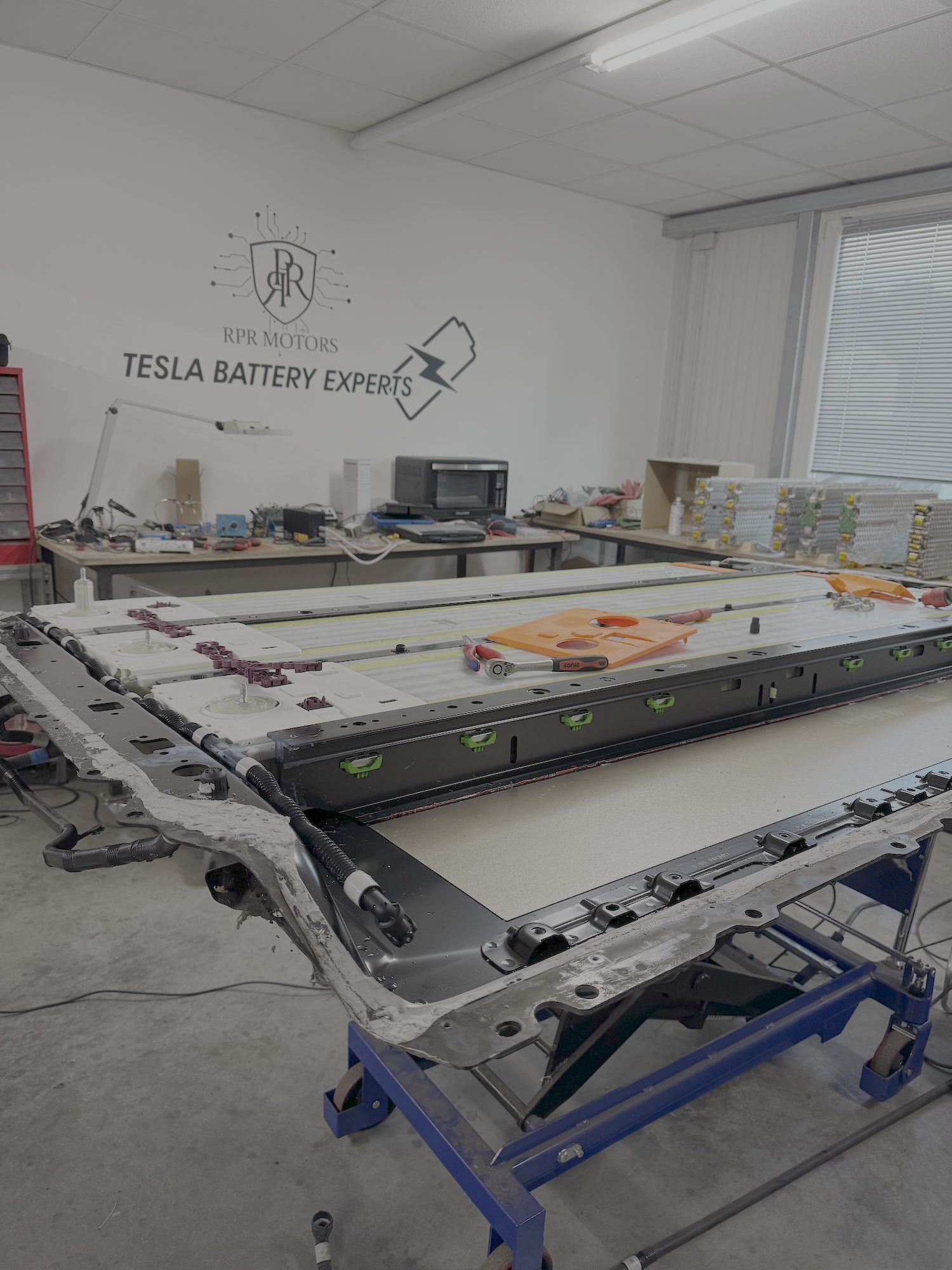 Tesla Model 3/Y Batterie auf Hebebühne