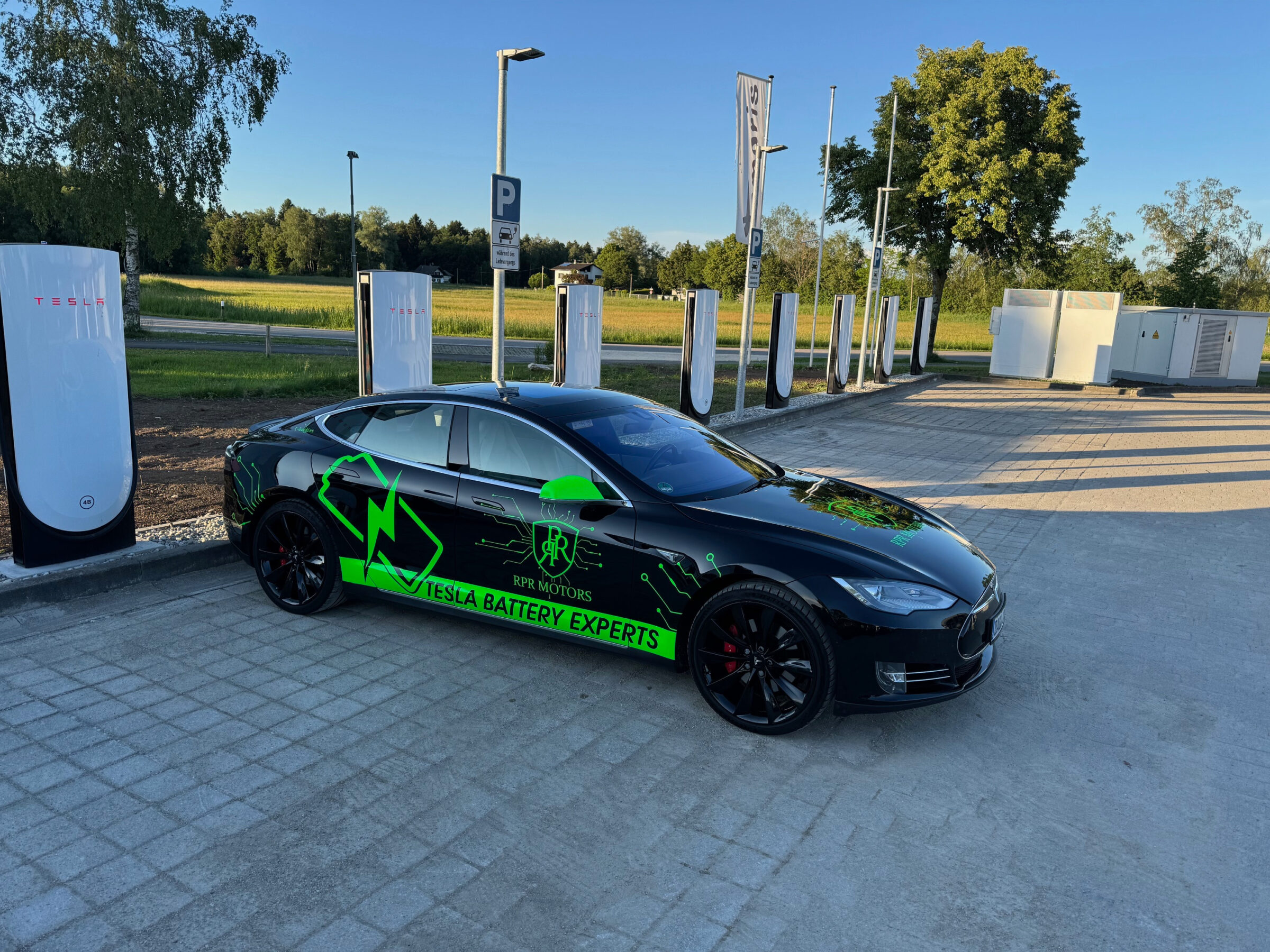 Tesla Battery Experts - Model S am Supercharger mit TBE-Branding